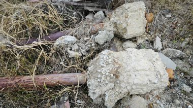 Çökmüş ya da paslı metal direği sökmüş. Çiftlikteki zemine beton temel atmış..