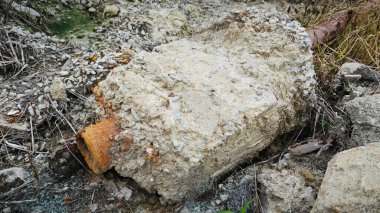 Çökmüş ya da paslı metal direği sökmüş. Çiftlikteki zemine beton temel atmış..