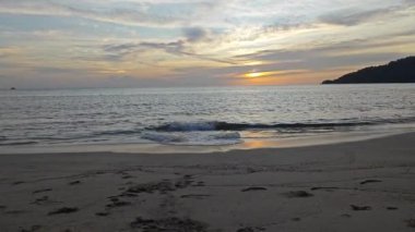 Renkli akşam güneşinin gökyüzüne bakıyorum..  