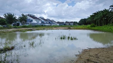 Açık havası, büyük göleti ve kasvetli havası olan bir yerleşim yeri..