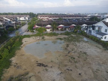 Açık havada büyük bir su birikintisi olan yerleşim yerinin hava manzarası.. 