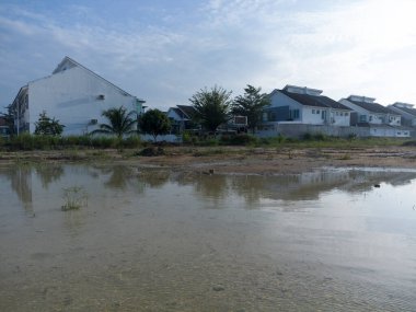 Açık havada büyük bir su birikintisi olan yerleşim yerinin hava manzarası.. 