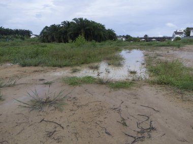 Açık havada büyük bir su birikintisi olan yerleşim yerinin hava manzarası.. 