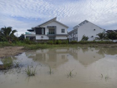 Açık havada büyük bir su birikintisi olan yerleşim yerinin hava manzarası.. 