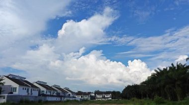 Yerleşim alanının dışında büyük bir su birikintisi ve fazla gelişmiş bitki örtüsü olan bir arazi..  