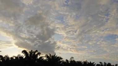 Gökyüzünün doğal güzelliklerine bakarak.... 