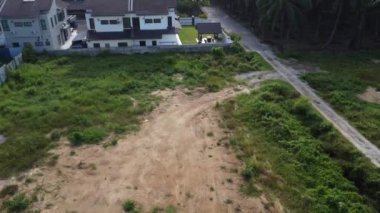 Büyük bir yağmur suyu birikintisi olan yerleşim yerinin hava görüntüleri..  