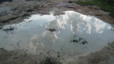 Büyük bir yağmur suyu birikintisi olan yerleşim yerinin hava görüntüleri..  