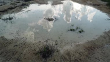 Büyük bir yağmur suyu birikintisi olan yerleşim yerinin hava görüntüleri..  