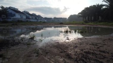 Büyük bir yağmur suyu birikintisi olan yerleşim yerinin hava görüntüleri..  