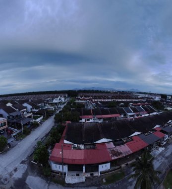 Banliyödeki evlerin panoramik görüntüsü..