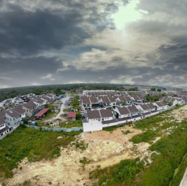 Banliyödeki evlerin panoramik görüntüsü..