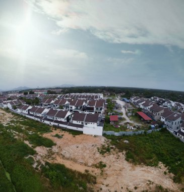 Banliyödeki evlerin panoramik görüntüsü..