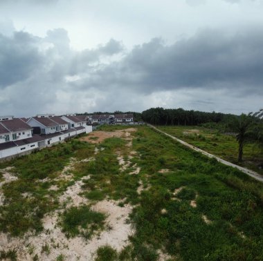 Konut alanının çevresindeki kırsal yol kırsal alandaki hava panoramik görüntüsü.