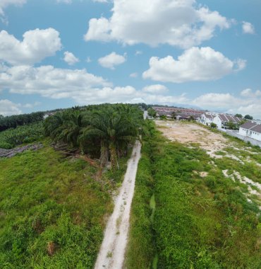 Konut alanının çevresindeki kırsal yol kırsal alandaki hava panoramik görüntüsü.