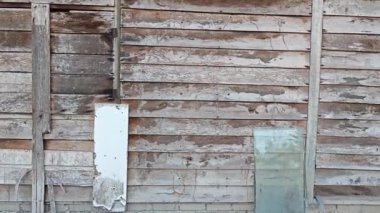Duvardaki kalasların görüntüsü terk edilmiş eski ahşap ev dokusu..
