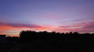 Yeni günün şafağının renkli gökyüzü.  