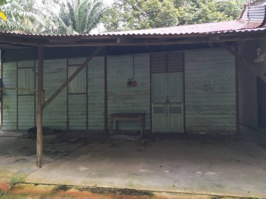 Çiftlikteki terk edilmiş ve harap olmuş Asya ahşap evi..