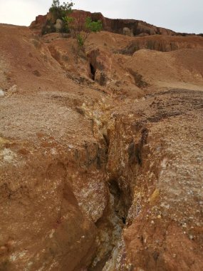 Kireçtaşı tepe alanının toprak dokusu ve deseni etrafında çevre manzarası.