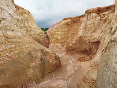 Kireçtaşı tepe alanının toprak dokusu ve deseni etrafında çevre manzarası.