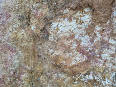 Kireçtaşı tepe alanının toprak dokusu ve deseni etrafında çevre manzarası.