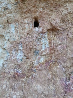 Kireçtaşı tepe alanının toprak dokusu ve deseni etrafında çevre manzarası.