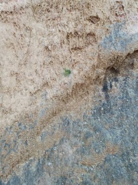 Kireçtaşı tepe alanının toprak dokusu ve deseni etrafında çevre manzarası.