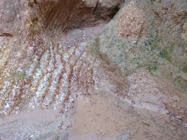 Kireçtaşı tepe alanının toprak dokusu ve deseni etrafında çevre manzarası.