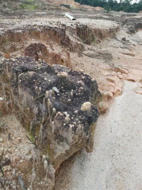 Kireçtaşı tepe alanının toprak dokusu ve deseni etrafında çevre manzarası.