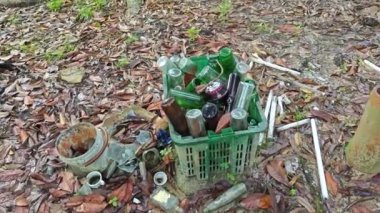 Yerde bırakılmış büyük plastik şişe kovası..  