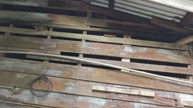 Çiftlikteki terk edilmiş ve harap olmuş bir Asya ahşap evinin görüntüleri..