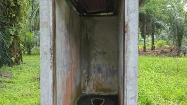 Çiftlikteki terk edilmiş ve harap olmuş bir Asya ahşap evinin görüntüleri..