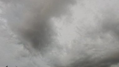 Donuk, karanlık, kasvetli gökyüzüne bakıyorum..        