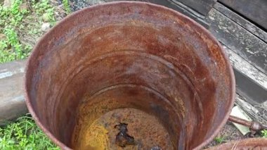 Terk edilmiş boş ve paslı metal varil sahada kaldı..