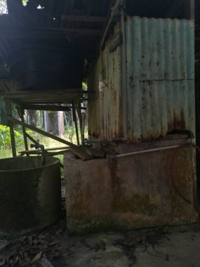 Çiftlikteki terk edilmiş ve harap olmuş eski bir Asya ahşap evi.. 