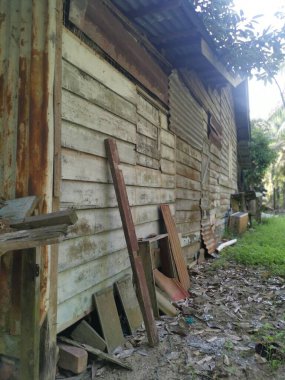 Çiftlikteki terk edilmiş ve harap olmuş eski bir Asya ahşap evi.. 