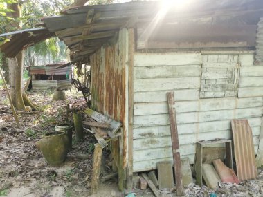 Çiftlikteki terk edilmiş ve harap olmuş eski bir Asya ahşap evi.. 