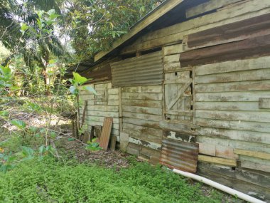 Çiftlikteki terk edilmiş ve harap olmuş eski bir Asya ahşap evi.. 