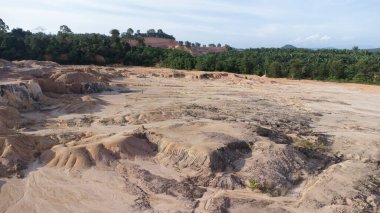 Kireçtaşı tepe alanının toprak dokusu ve deseni etrafında çevreci hava manzarası. 