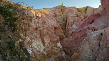 Kireçtaşı tepesinin toprak dokusu ve deseni etrafında oluşum sahnesi.