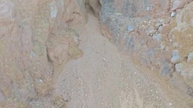 Kireçtaşı tepesinin çevresindeki toprak dokusu ve deseni manzarası.  
