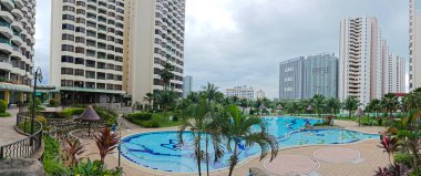 Penang, Malezya. Kasım 2024, 08: İnsan yapımı mimari yapı, yüzme havuzu ve bahçe sahnesi Sunny Ville Condominium, Georgetown. 