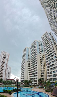 Penang, Malezya. Kasım 2024, 08: İnsan yapımı mimari yapı, yüzme havuzu ve bahçe sahnesi Sunny Ville Condominium, Georgetown. 