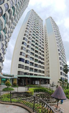 Penang, Malezya. Kasım 2024, 08: İnsan yapımı mimari yapı, yüzme havuzu ve bahçe sahnesi Sunny Ville Condominium, Georgetown. 