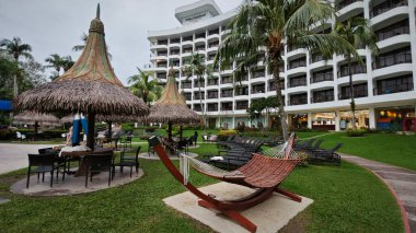 Penang, Malezya. Kasım 2024, 08: Shangri-La Golden Sands Resort 'taki özel yüzme havuzu, Batu Ferringhi, Georgetown. 