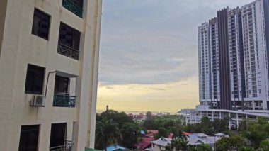 Penang, Malezya. Kasım 2024, 08: İnsan yapımı mimari yapı, yüzme havuzu ve bahçe sahnesi Sunny Ville Condominium, Georgetown. 