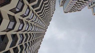 Penang, Malezya. Kasım 2024, 08: İnsan yapımı mimari yapı, yüzme havuzu ve bahçe sahnesi Sunny Ville Condominium, Georgetown. 