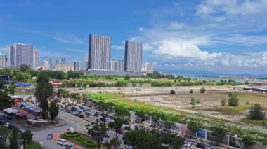 Penang, Malezya. Kasım 2024, 08: George Town, Gurney Drive 'ın işlek caddesi boyunca deniz kenarındaki altyapı inşaatının hava sahası.