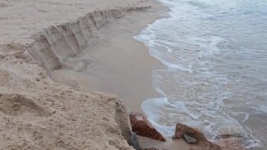 Kumsalın çevresindeki deniz manzarası. 