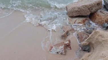 Kumsalın çevresindeki deniz manzarası. 